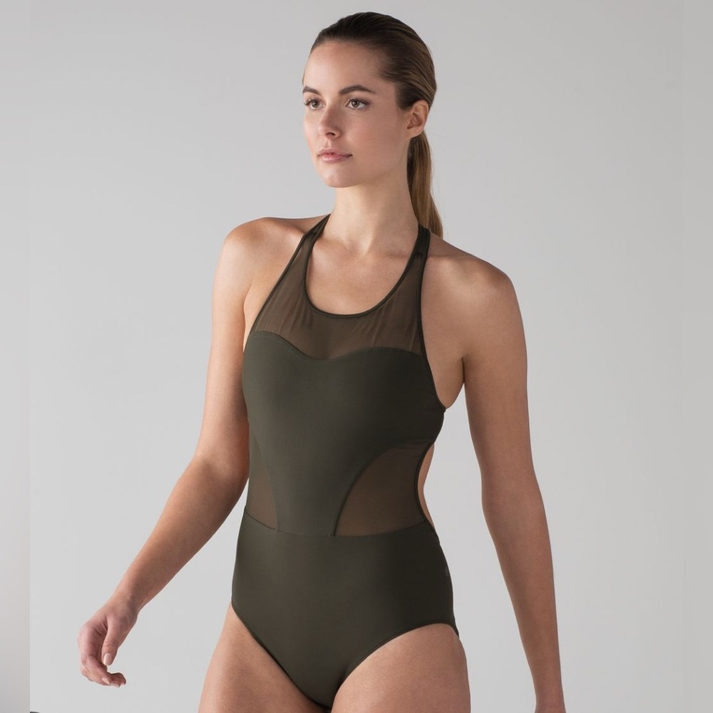 NWT Race with me one piece🍋!